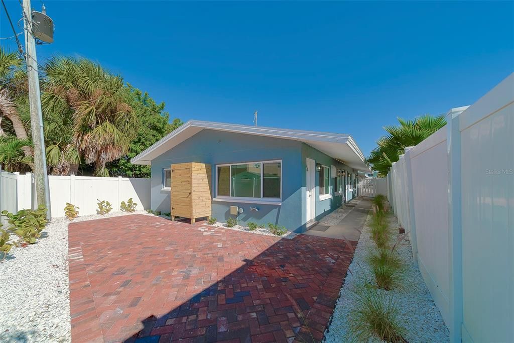 For Rent: $2,200 (2 beds, 1 baths, 676 Square Feet)