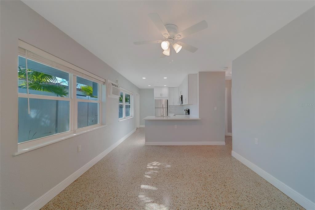 For Rent: $2,200 (2 beds, 1 baths, 676 Square Feet)