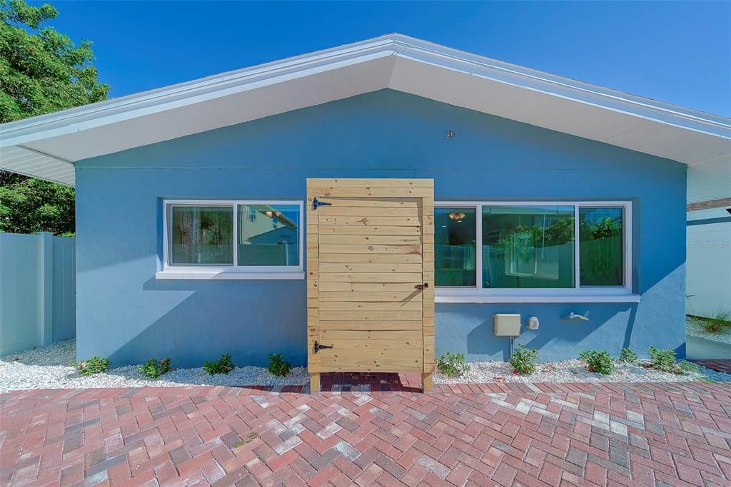 For Rent: $2,200 (2 beds, 1 baths, 676 Square Feet)