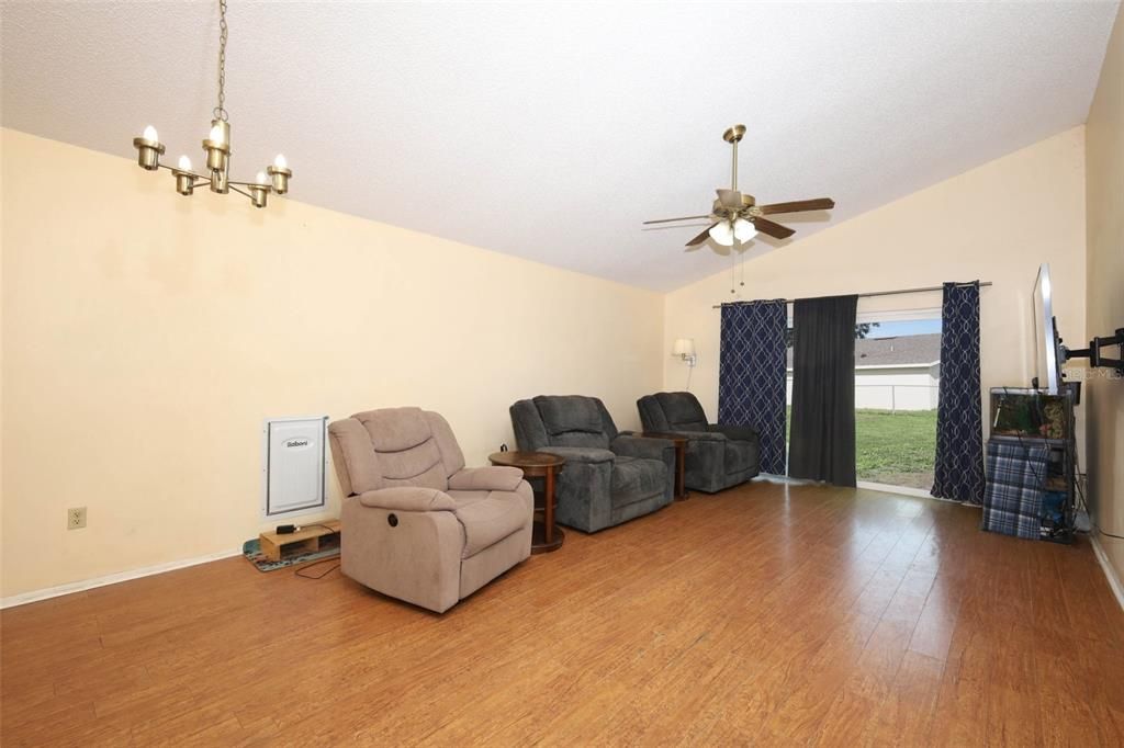 合同活跃: $325,000 (3 贝兹, 2 浴室, 1341 平方英尺)