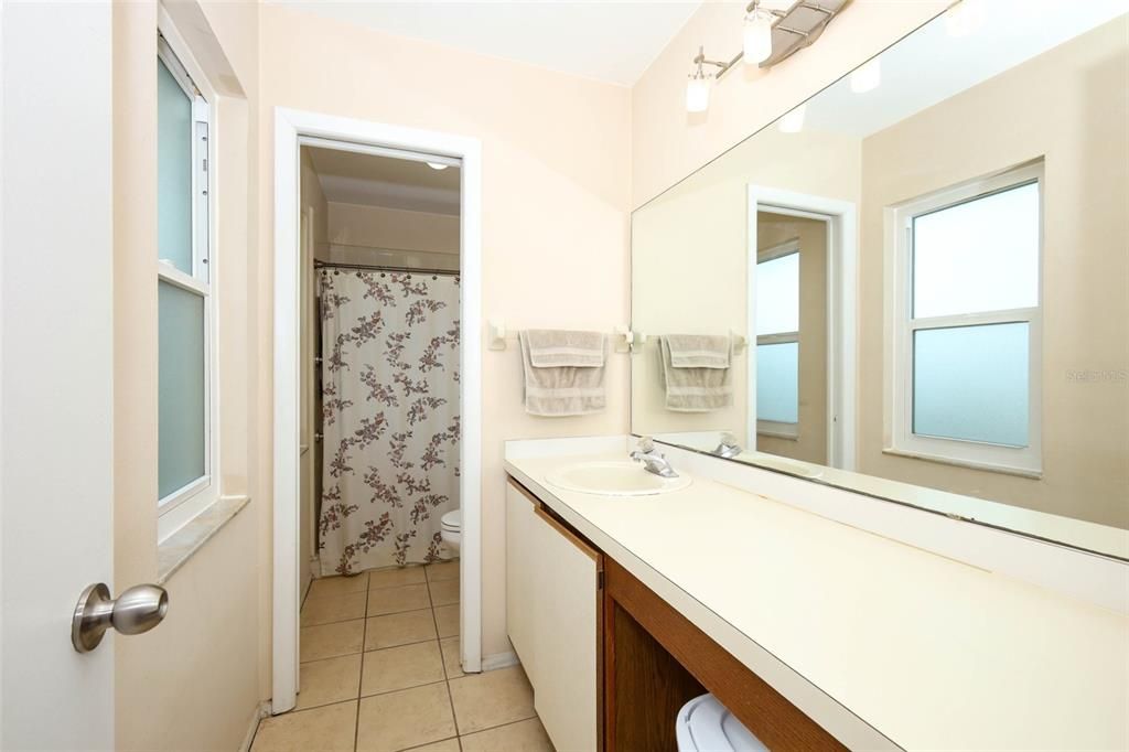 合同活跃: $325,000 (3 贝兹, 2 浴室, 1341 平方英尺)