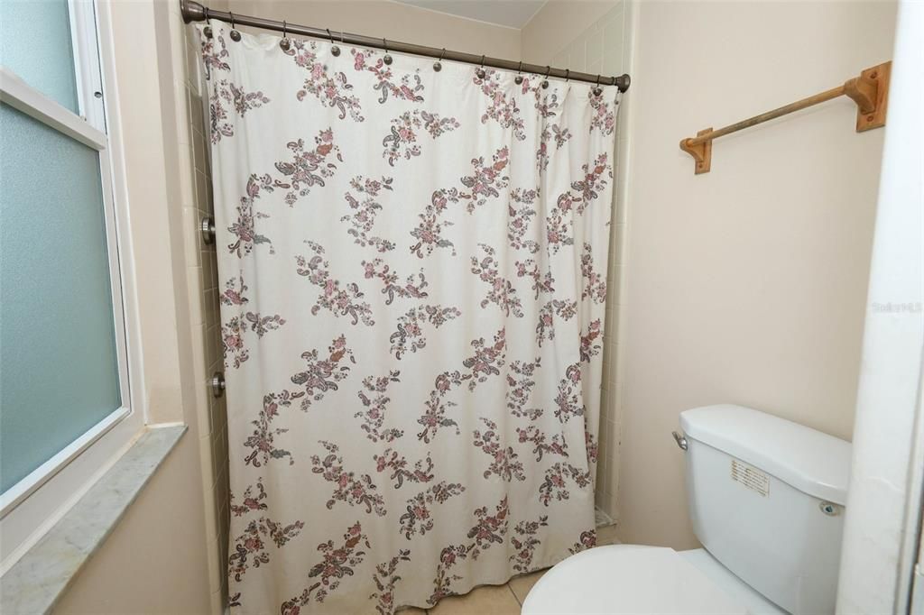 合同活跃: $325,000 (3 贝兹, 2 浴室, 1341 平方英尺)