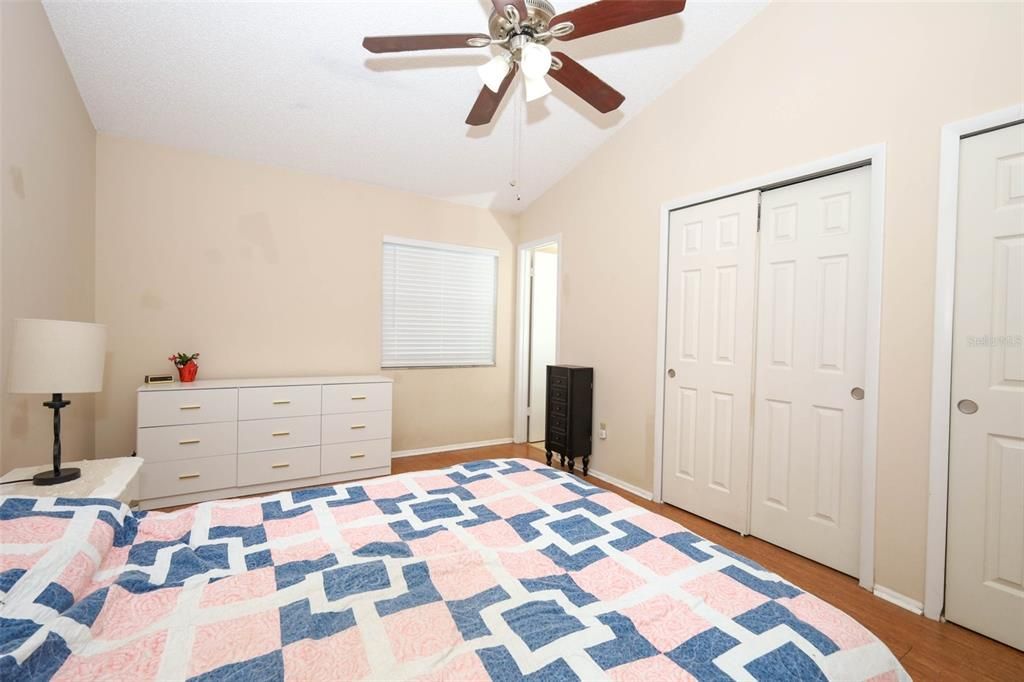 合同活跃: $325,000 (3 贝兹, 2 浴室, 1341 平方英尺)