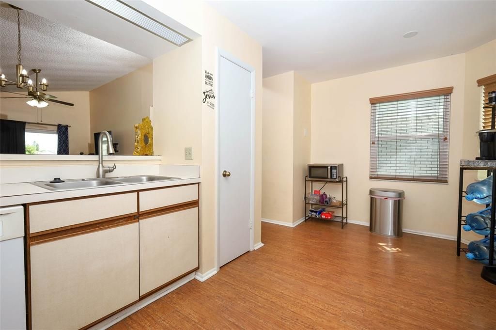 合同活跃: $325,000 (3 贝兹, 2 浴室, 1341 平方英尺)