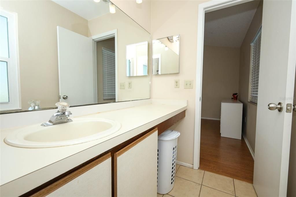 合同活跃: $325,000 (3 贝兹, 2 浴室, 1341 平方英尺)