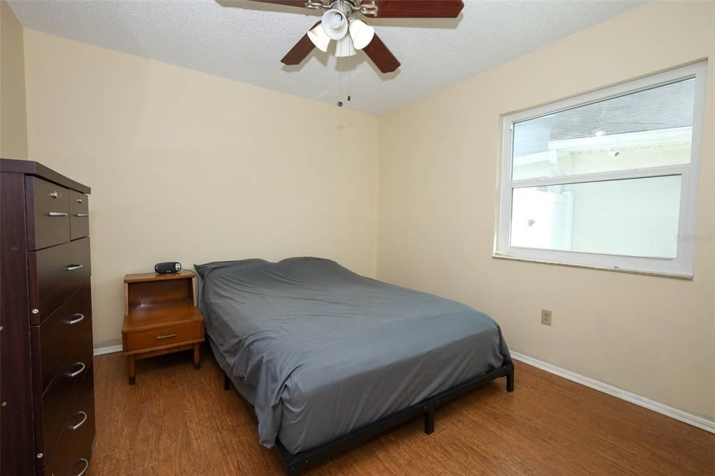 合同活跃: $325,000 (3 贝兹, 2 浴室, 1341 平方英尺)