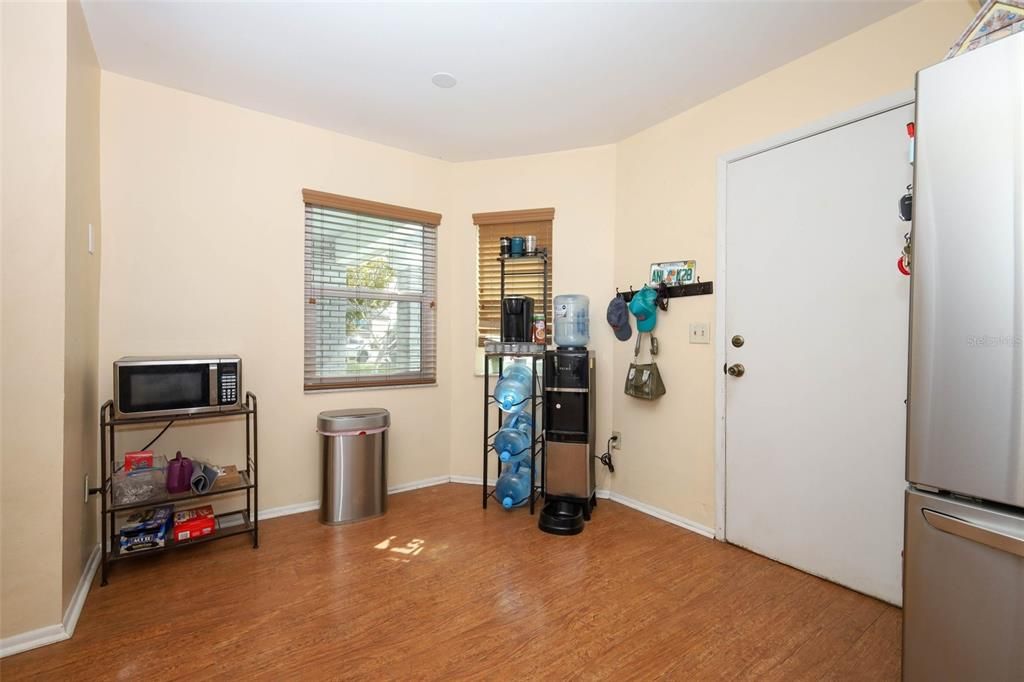 合同活跃: $325,000 (3 贝兹, 2 浴室, 1341 平方英尺)