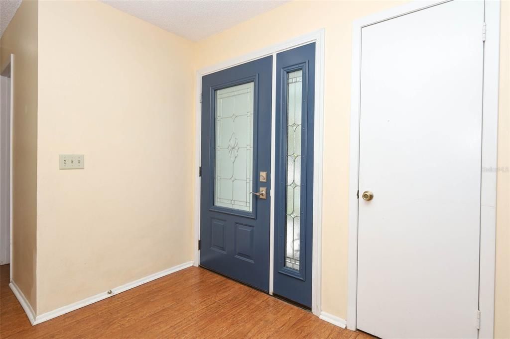 合同活跃: $325,000 (3 贝兹, 2 浴室, 1341 平方英尺)