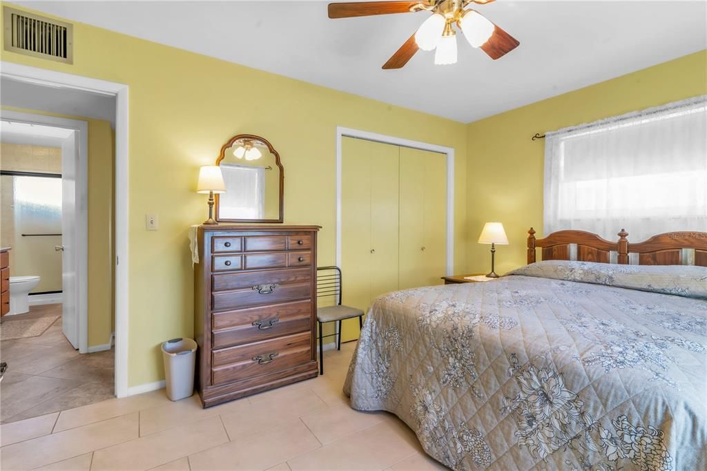 待售: $220,000 (2 贝兹, 1 浴室, 1149 平方英尺)