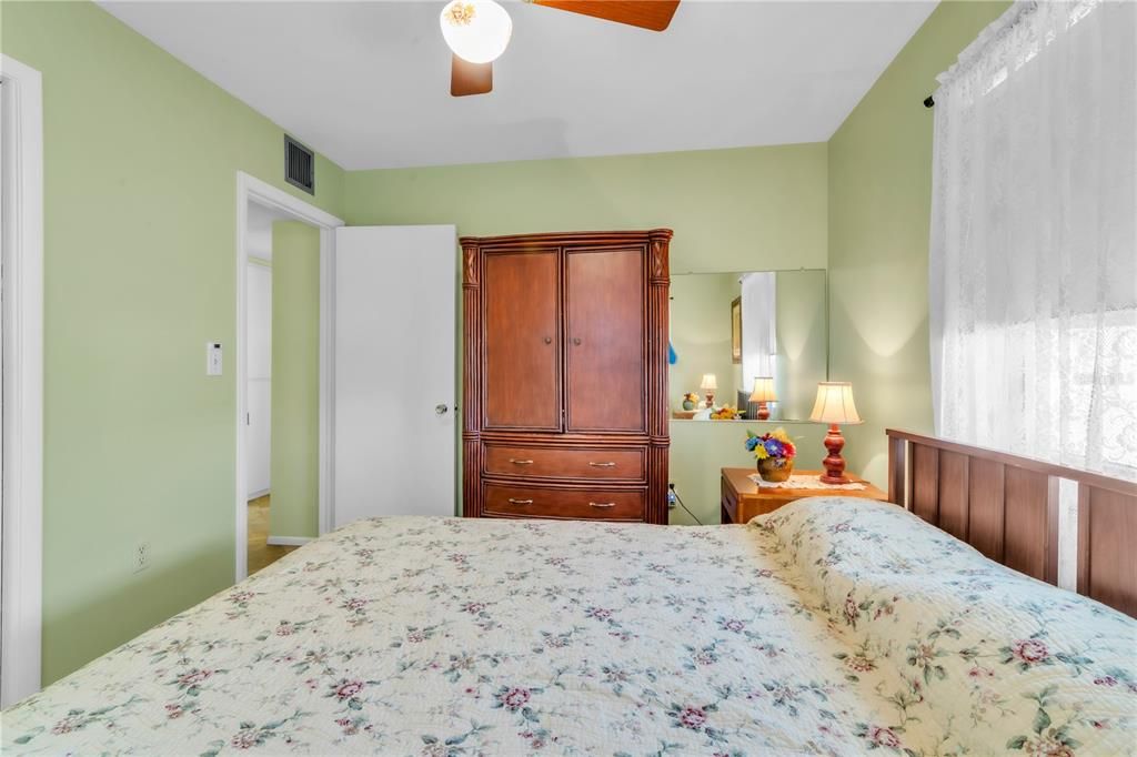 待售: $220,000 (2 贝兹, 1 浴室, 1149 平方英尺)