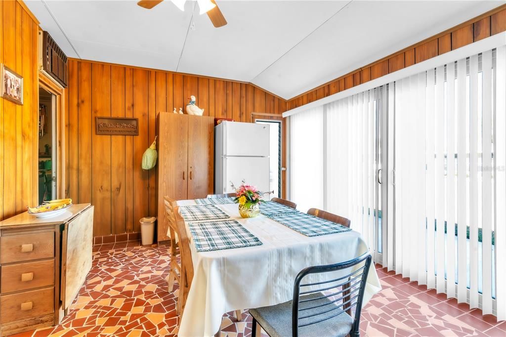 待售: $220,000 (2 贝兹, 1 浴室, 1149 平方英尺)