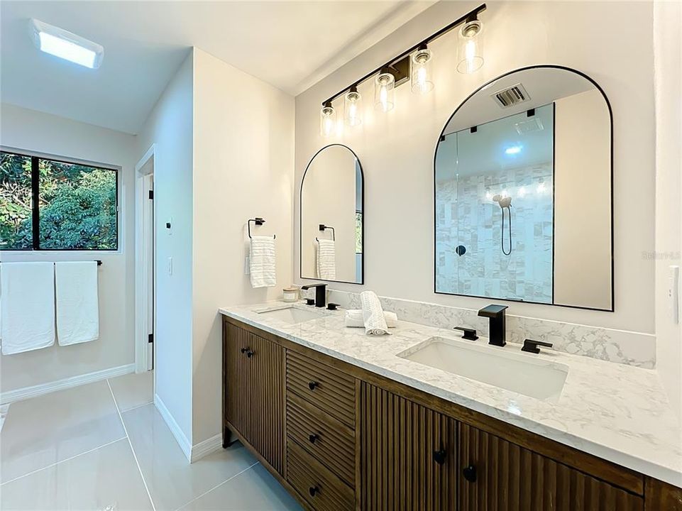 Activo con contrato: $569,000 (3 camas, 3 baños, 2332 Pies cuadrados)