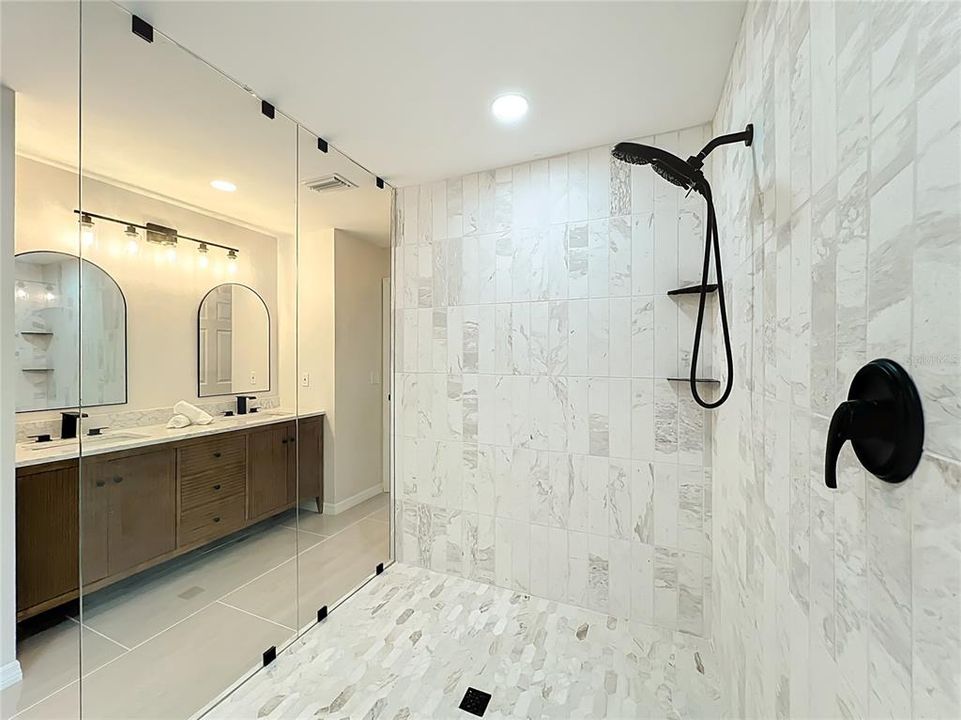 Activo con contrato: $569,000 (3 camas, 3 baños, 2332 Pies cuadrados)