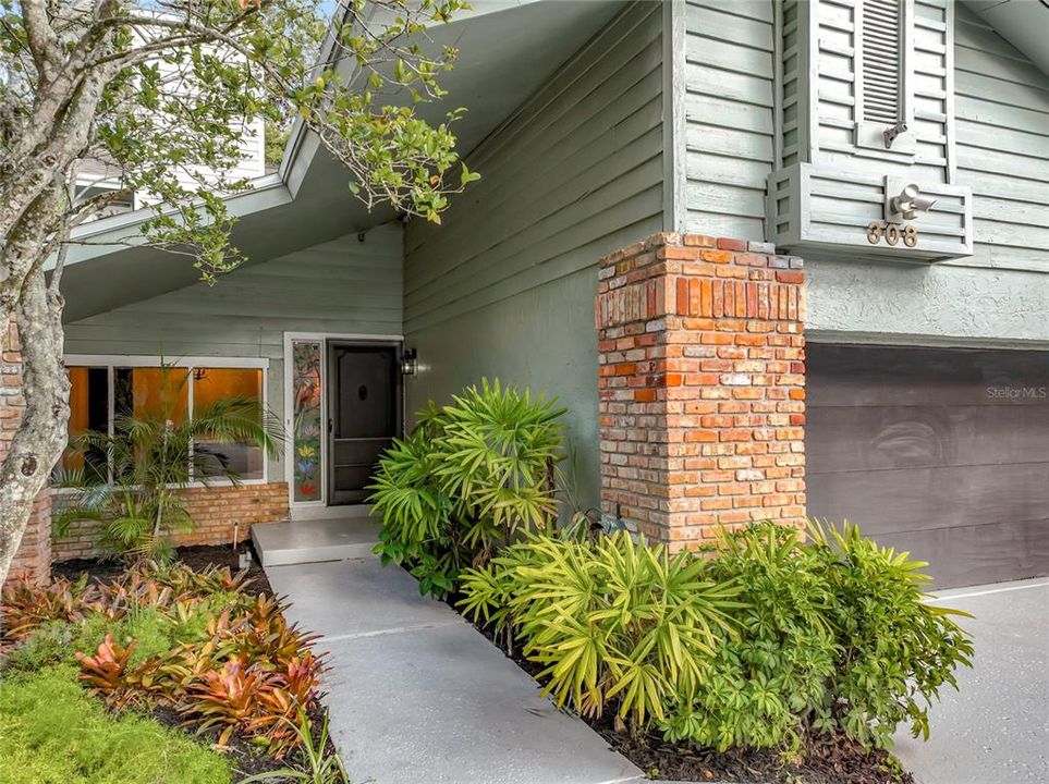 Activo con contrato: $569,000 (3 camas, 3 baños, 2332 Pies cuadrados)