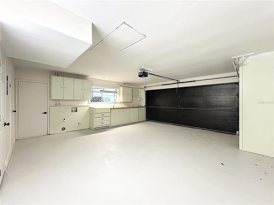 Activo con contrato: $569,000 (3 camas, 3 baños, 2332 Pies cuadrados)