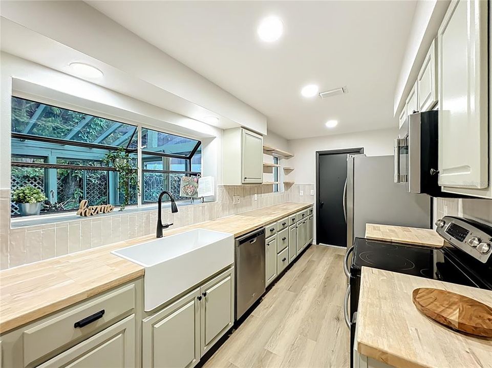 Activo con contrato: $569,000 (3 camas, 3 baños, 2332 Pies cuadrados)