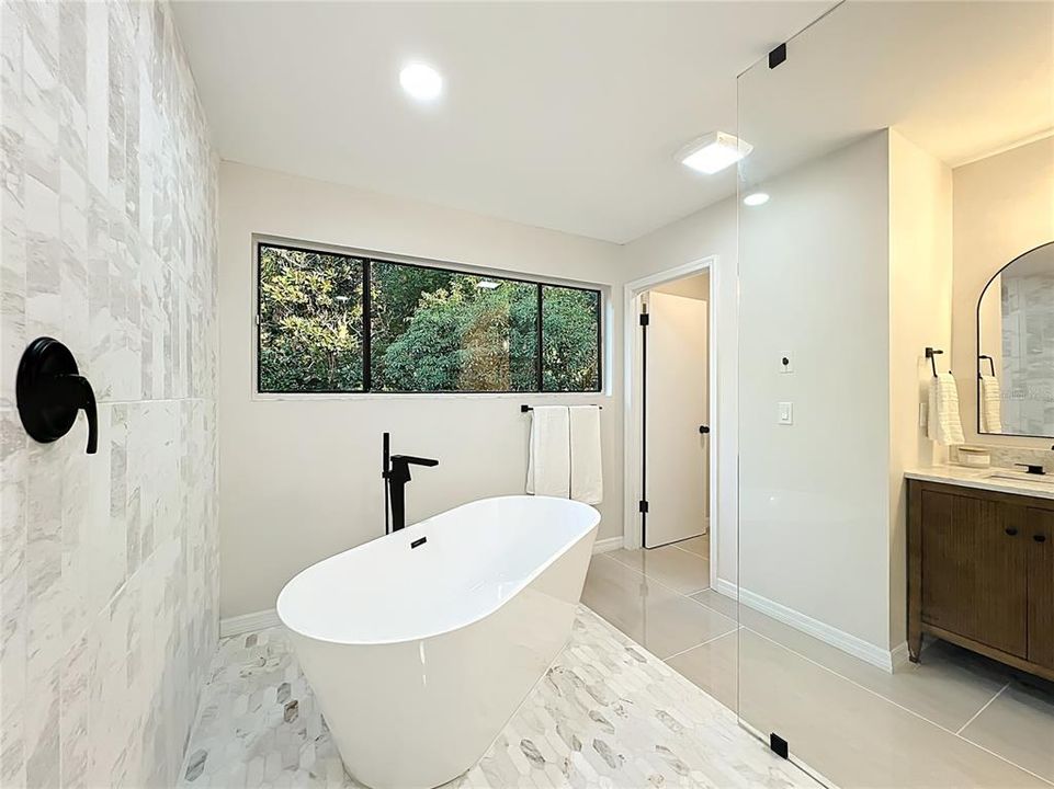 Activo con contrato: $569,000 (3 camas, 3 baños, 2332 Pies cuadrados)