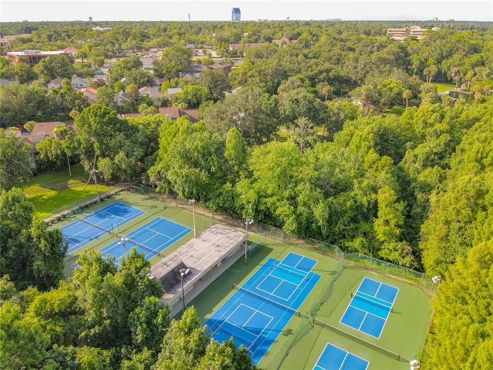 Activo con contrato: $569,000 (3 camas, 3 baños, 2332 Pies cuadrados)