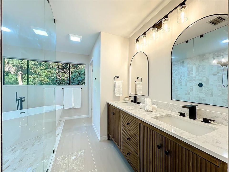 Activo con contrato: $569,000 (3 camas, 3 baños, 2332 Pies cuadrados)