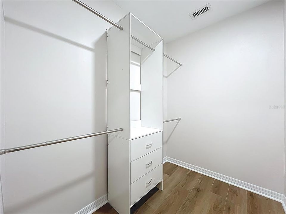 Activo con contrato: $569,000 (3 camas, 3 baños, 2332 Pies cuadrados)