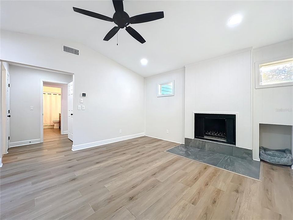 Activo con contrato: $569,000 (3 camas, 3 baños, 2332 Pies cuadrados)