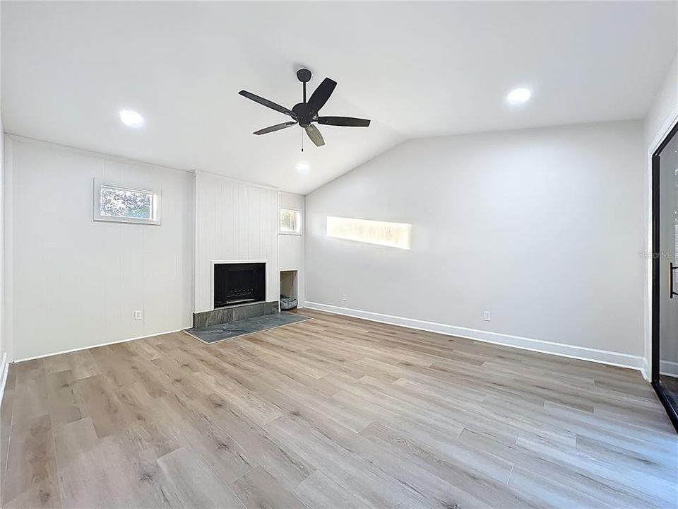 Activo con contrato: $569,000 (3 camas, 3 baños, 2332 Pies cuadrados)