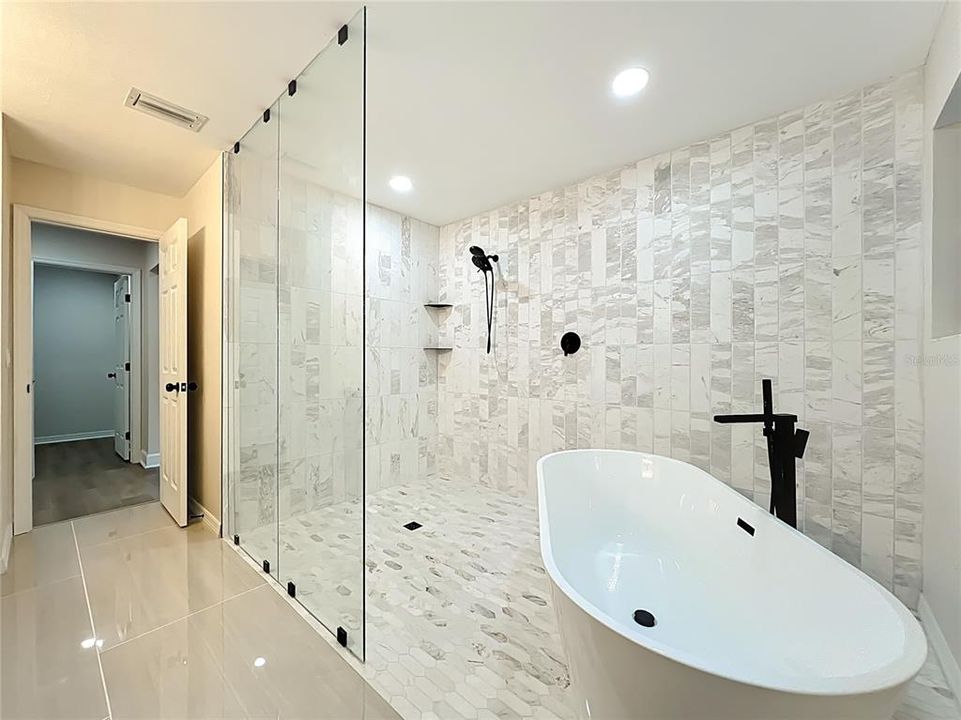 Activo con contrato: $569,000 (3 camas, 3 baños, 2332 Pies cuadrados)