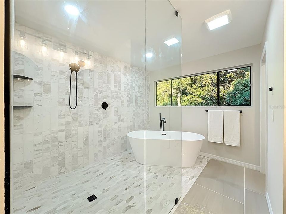 Activo con contrato: $569,000 (3 camas, 3 baños, 2332 Pies cuadrados)