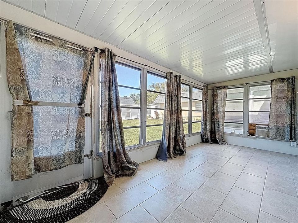 待售: $130,000 (2 贝兹, 2 浴室, 984 平方英尺)