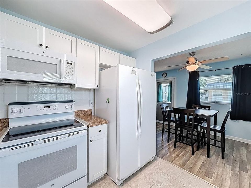 待售: $130,000 (2 贝兹, 2 浴室, 984 平方英尺)