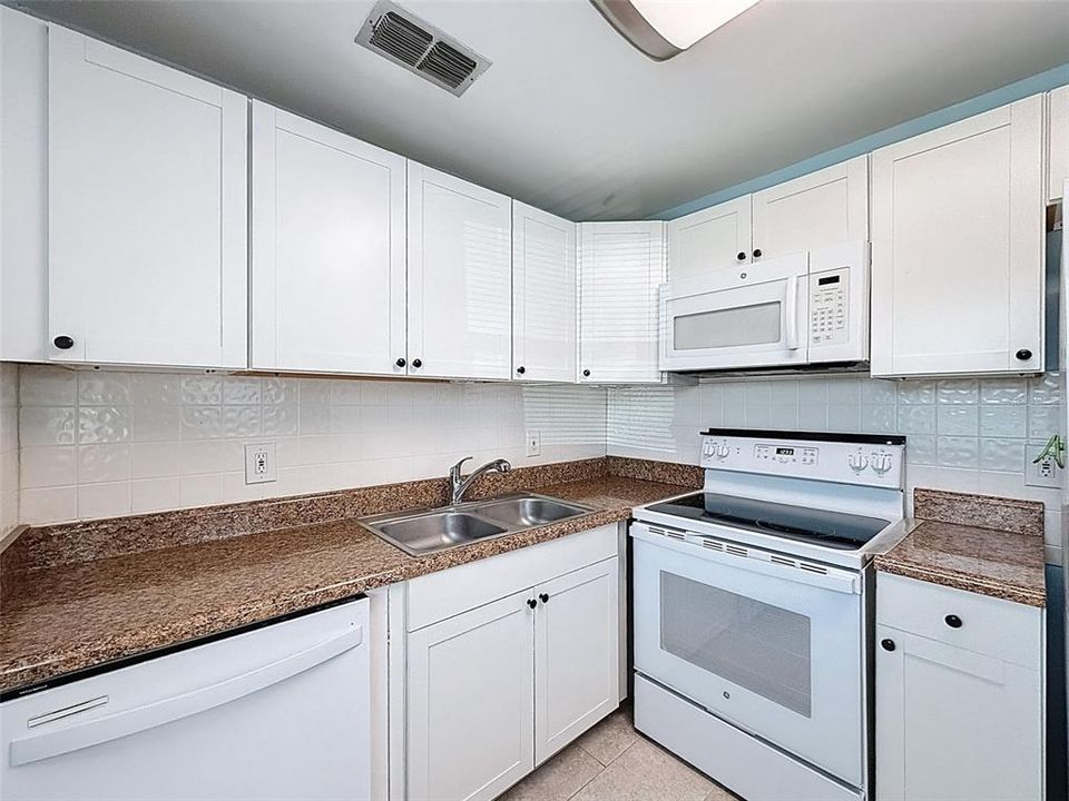 待售: $130,000 (2 贝兹, 2 浴室, 984 平方英尺)