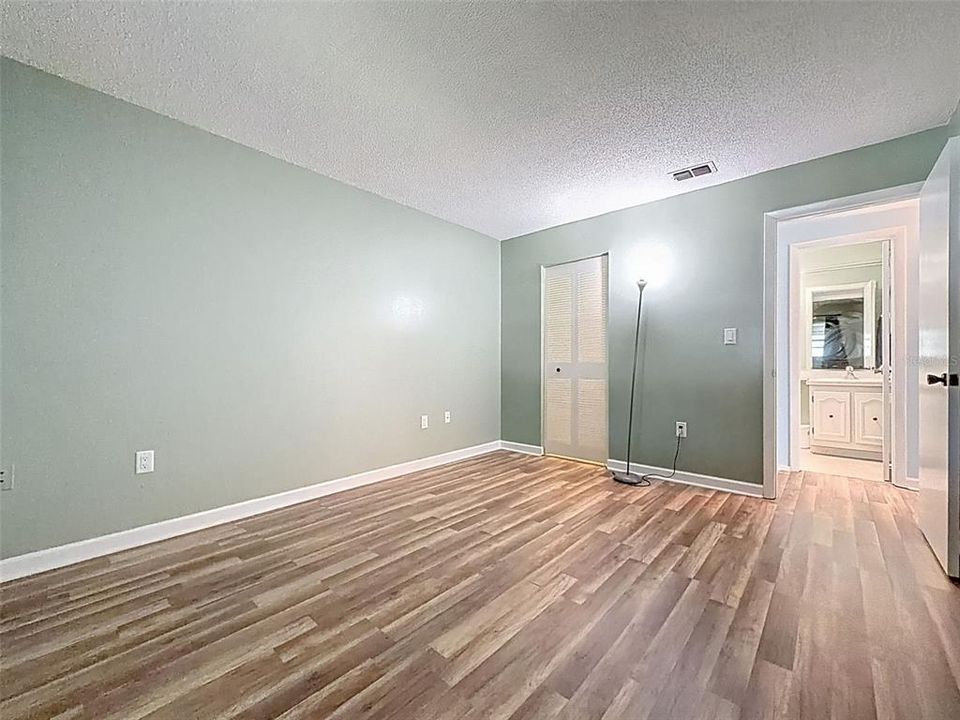 待售: $130,000 (2 贝兹, 2 浴室, 984 平方英尺)