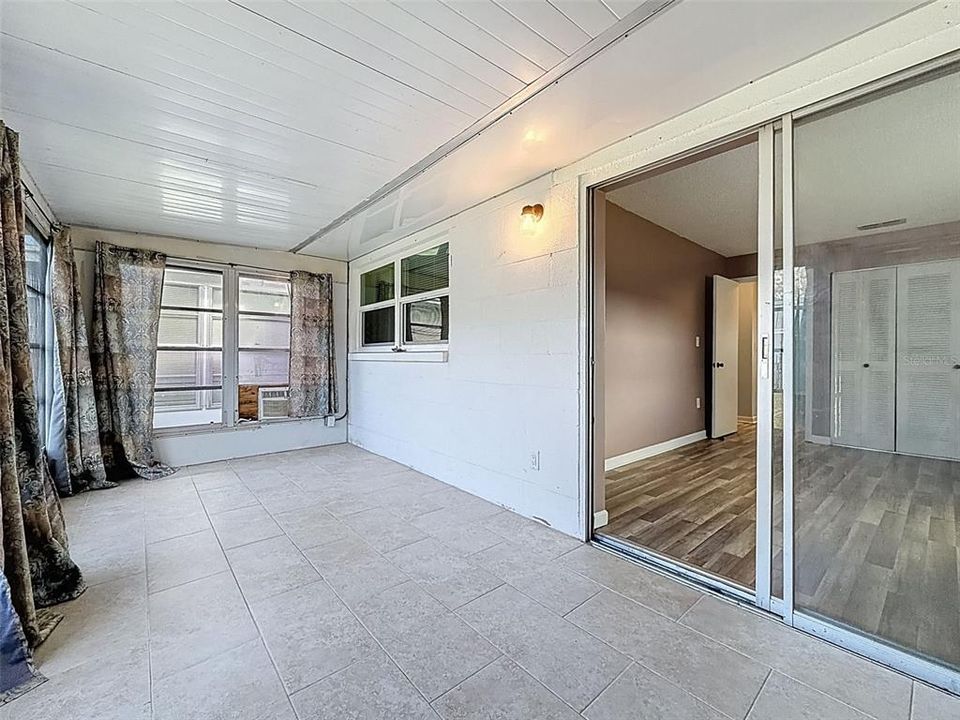 待售: $130,000 (2 贝兹, 2 浴室, 984 平方英尺)