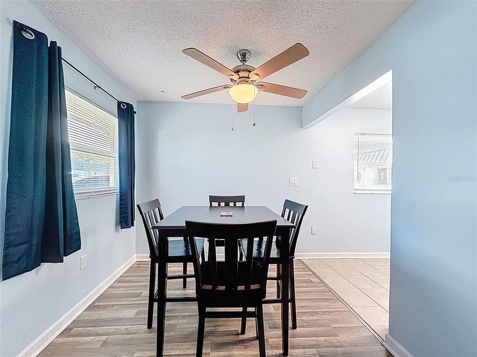 待售: $130,000 (2 贝兹, 2 浴室, 984 平方英尺)