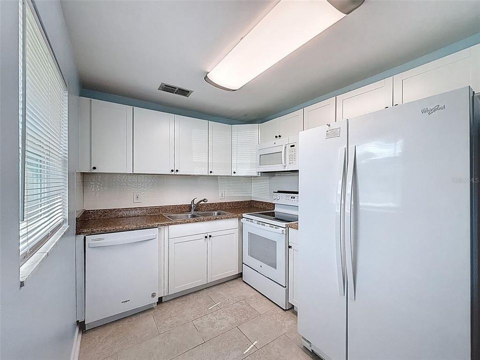 待售: $130,000 (2 贝兹, 2 浴室, 984 平方英尺)