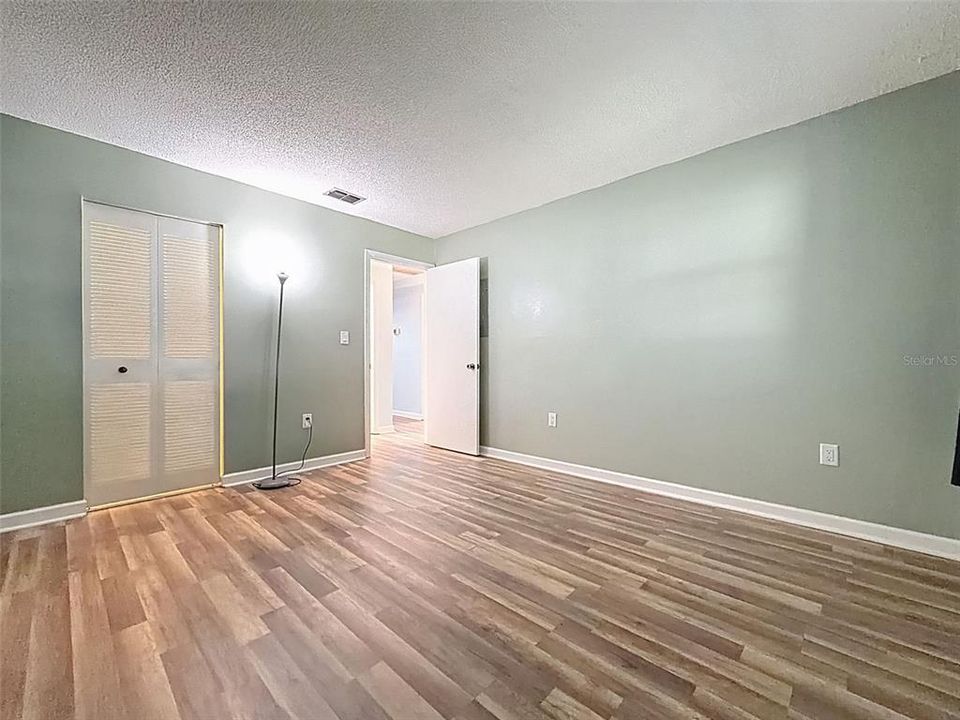 待售: $130,000 (2 贝兹, 2 浴室, 984 平方英尺)