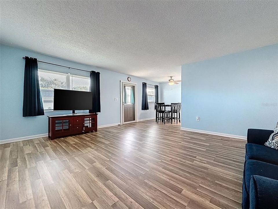 待售: $130,000 (2 贝兹, 2 浴室, 984 平方英尺)