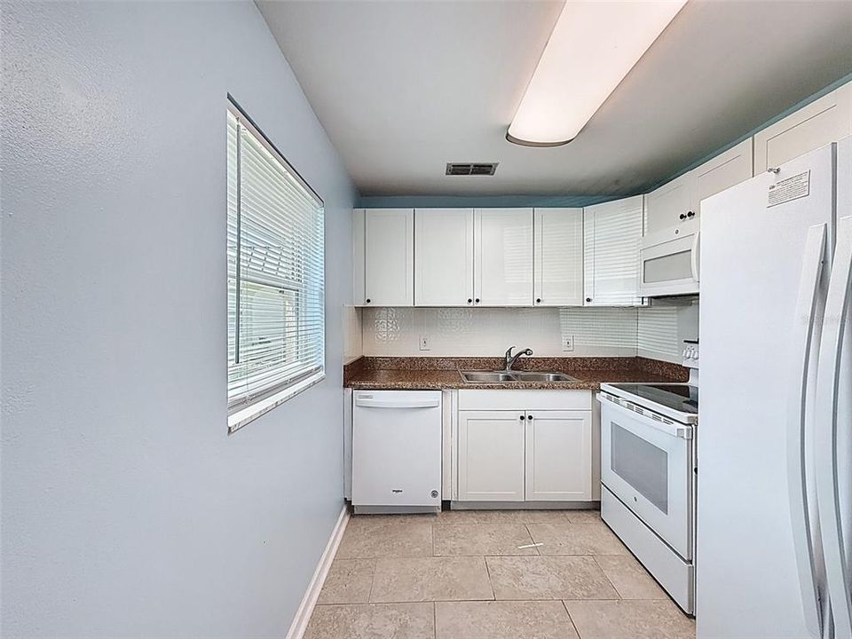 待售: $130,000 (2 贝兹, 2 浴室, 984 平方英尺)