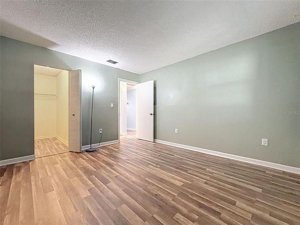 待售: $130,000 (2 贝兹, 2 浴室, 984 平方英尺)