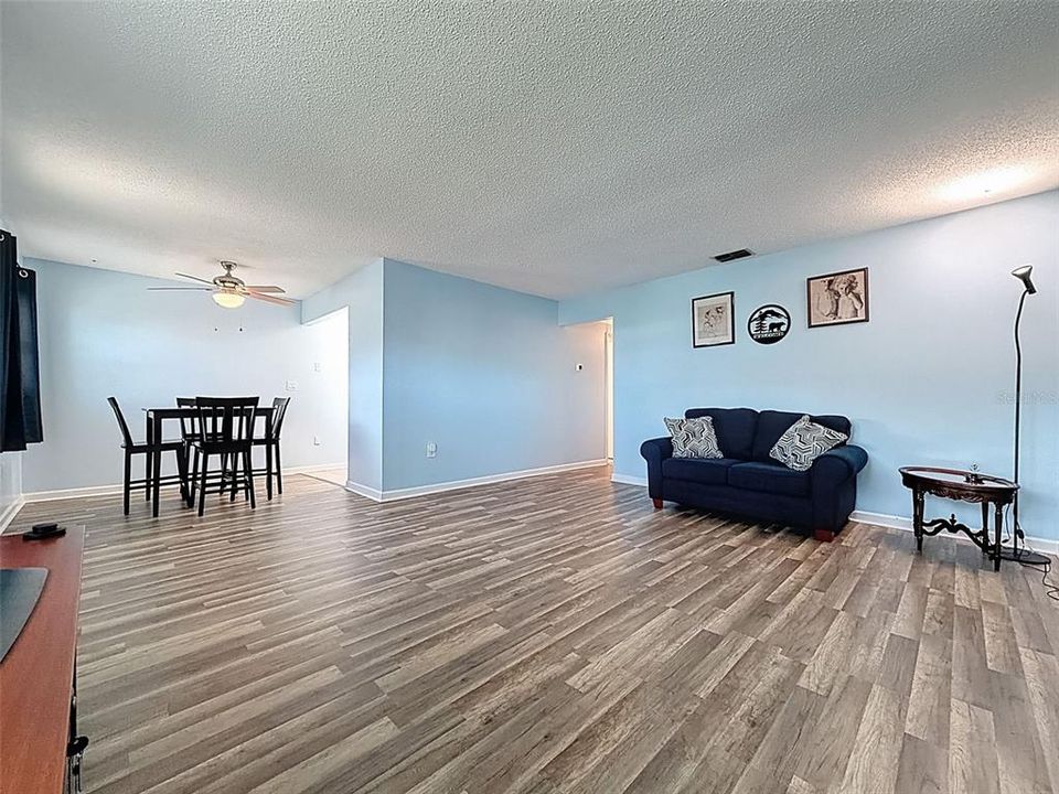 待售: $130,000 (2 贝兹, 2 浴室, 984 平方英尺)