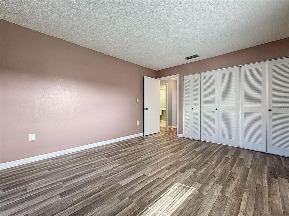 待售: $130,000 (2 贝兹, 2 浴室, 984 平方英尺)