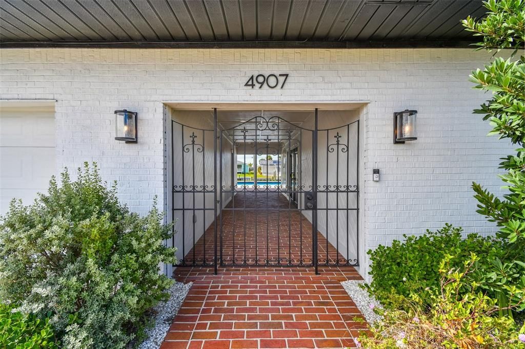 En Venta: $1,050,000 (4 camas, 3 baños, 2780 Pies cuadrados)