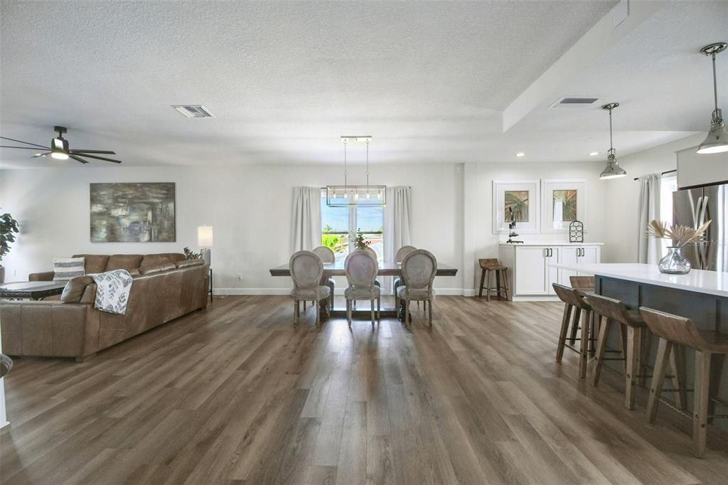 En Venta: $1,050,000 (4 camas, 3 baños, 2780 Pies cuadrados)