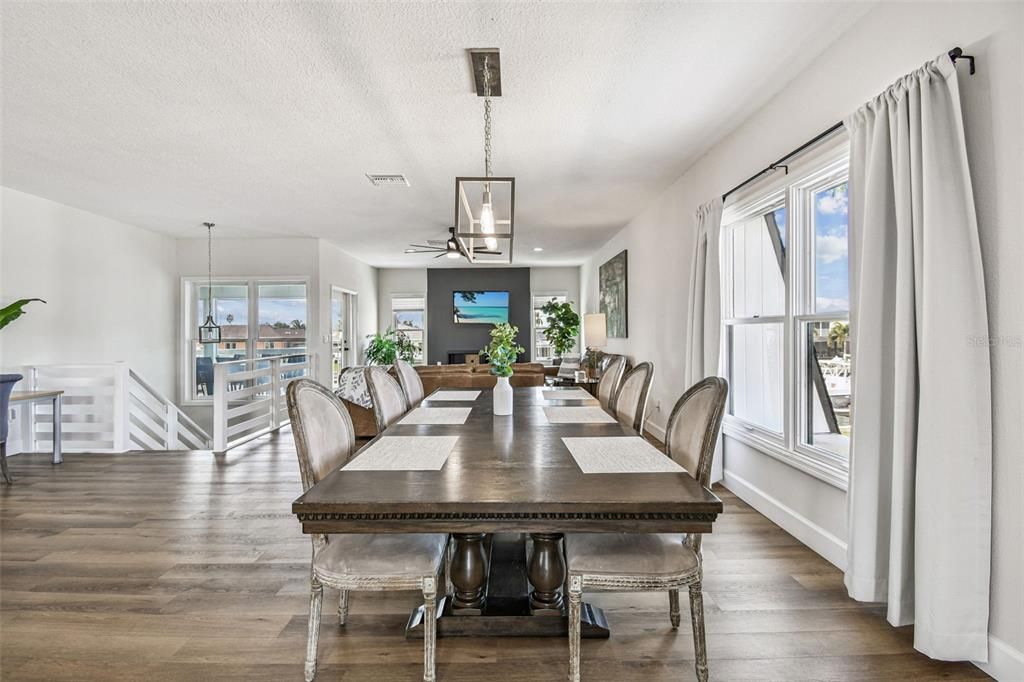 En Venta: $1,050,000 (4 camas, 3 baños, 2780 Pies cuadrados)