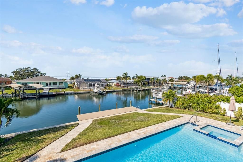 En Venta: $1,050,000 (4 camas, 3 baños, 2780 Pies cuadrados)