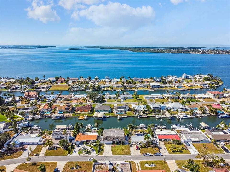 En Venta: $1,050,000 (4 camas, 3 baños, 2780 Pies cuadrados)