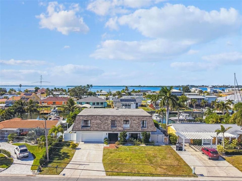 En Venta: $1,050,000 (4 camas, 3 baños, 2780 Pies cuadrados)