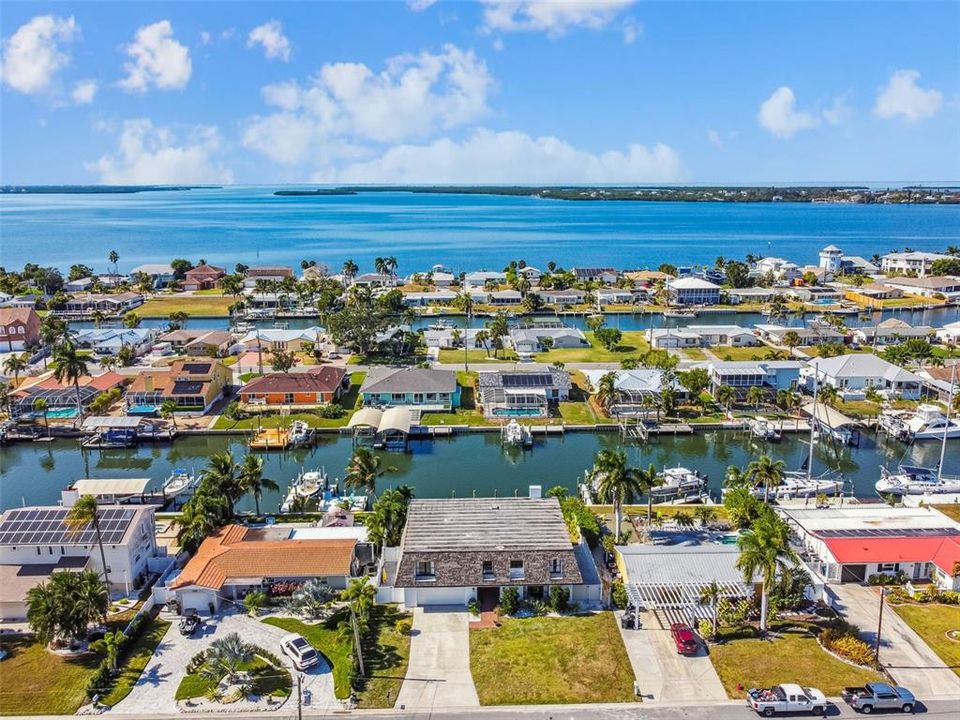 En Venta: $1,050,000 (4 camas, 3 baños, 2780 Pies cuadrados)