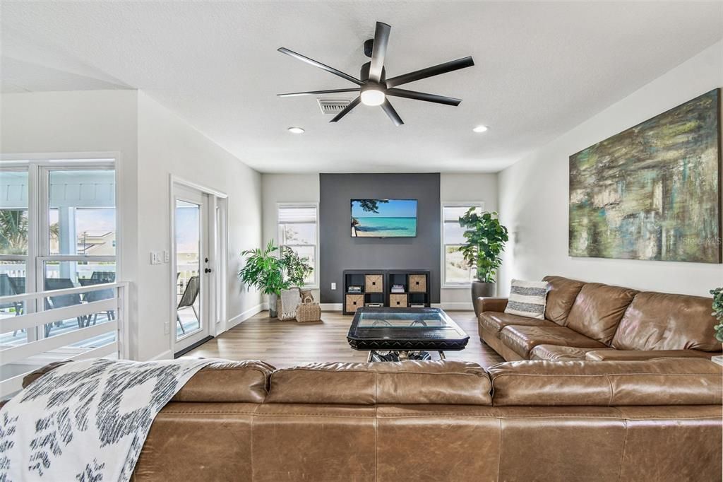 En Venta: $1,050,000 (4 camas, 3 baños, 2780 Pies cuadrados)