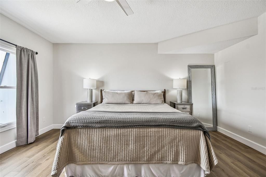 En Venta: $1,050,000 (4 camas, 3 baños, 2780 Pies cuadrados)